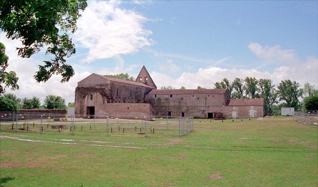 Abbaye_de_Maillezais_752-778-0015.jpg